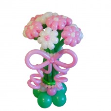 Букет біло-рожевих квітів із кульок на підставці